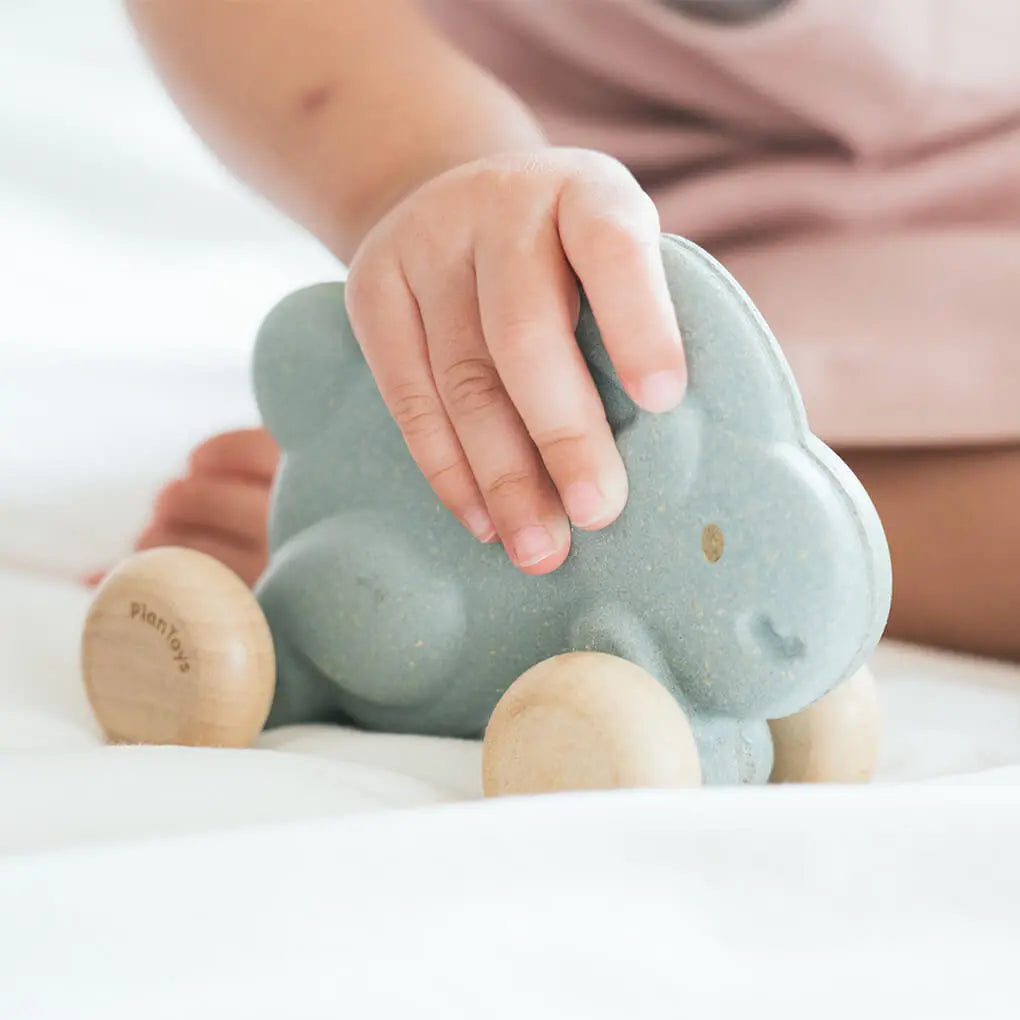 PlanToys Hase auf Rädern Schiebetier aus Holz - Heldenspielzeug
