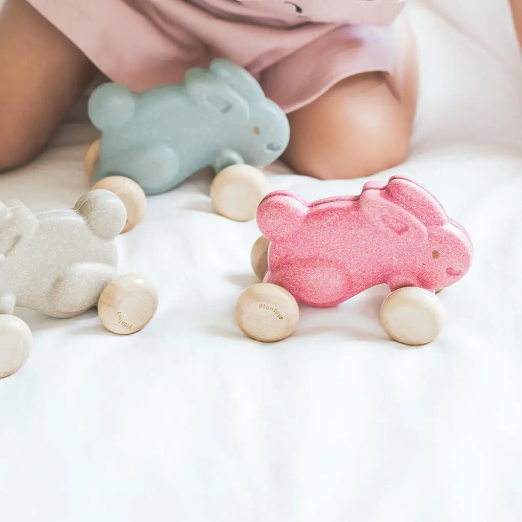 PlanToys Hase auf Rädern Schiebetier aus Holz - Heldenspielzeug