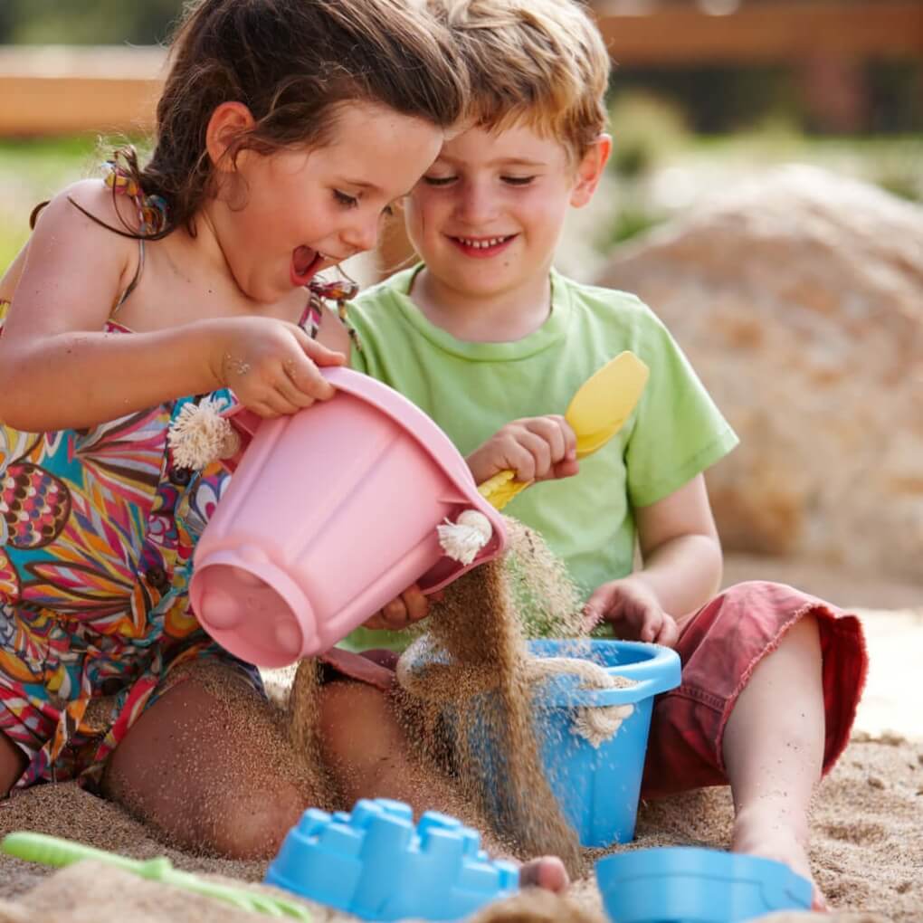 Green Toys - Sandspielzeug 4 Teile mit grünem Eimer