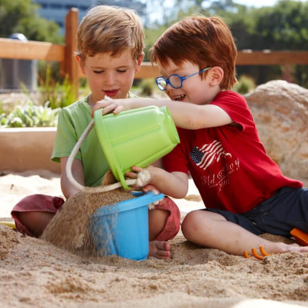 Green Toys - Sandspielzeug 4 Teile mit grünem Eimer