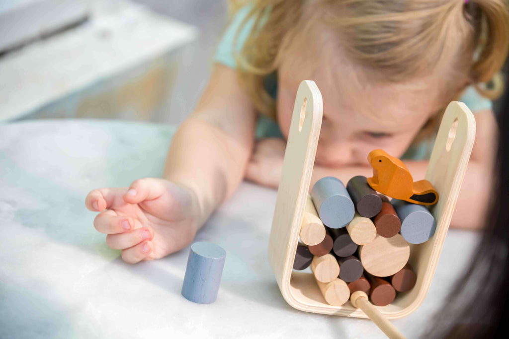 PlanToys Stämme ziehen Geschicklichkeitsspiel Steckspiel - Heldenspielzeug