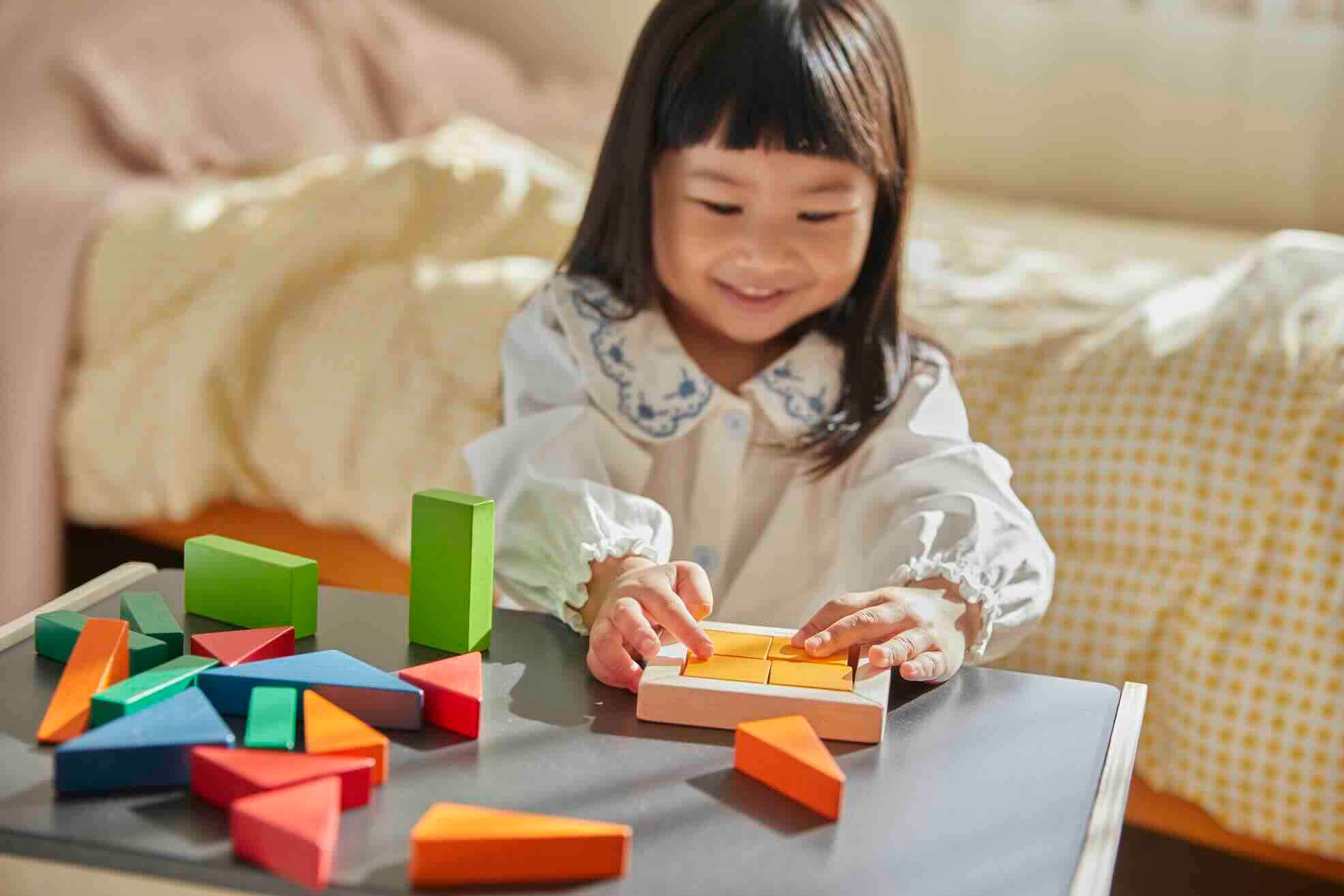PlanToys Holzbausteine für geometrische Formen - Heldenspielzeug