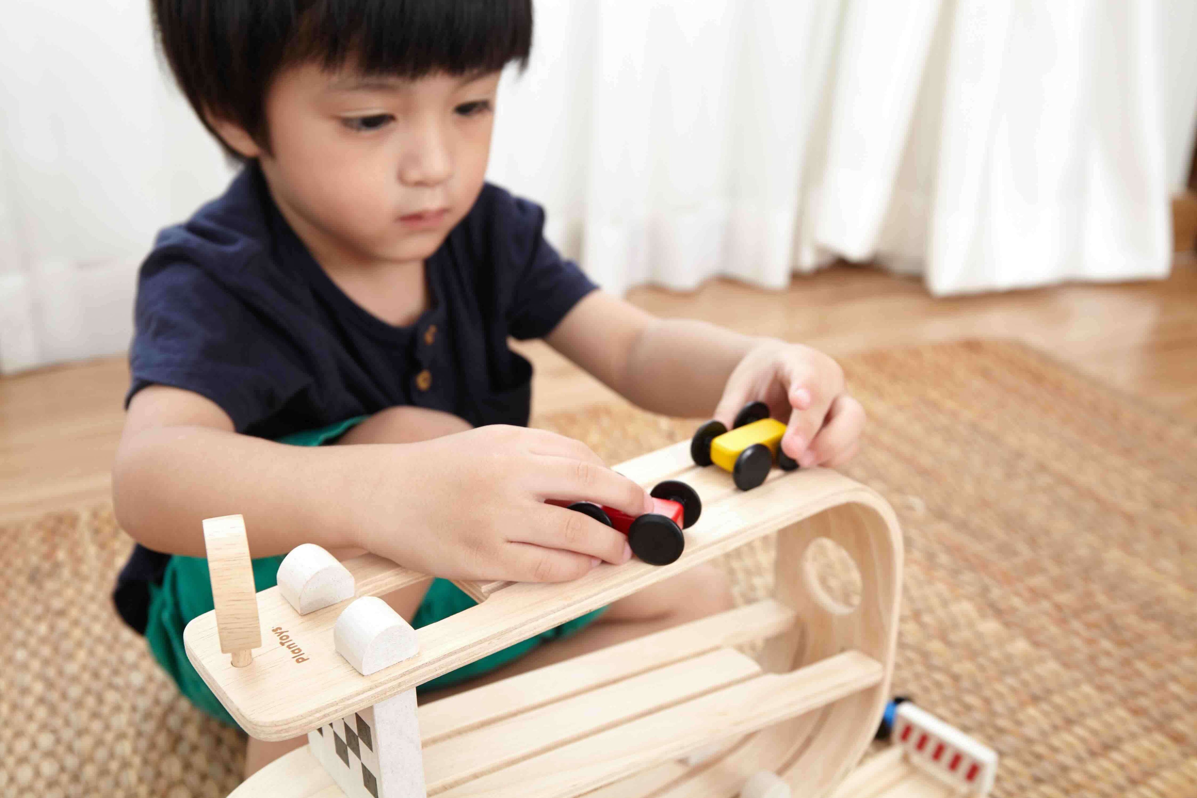 PlanToys Holz Autorennbahn Rampenrenner - Heldenspielzeug