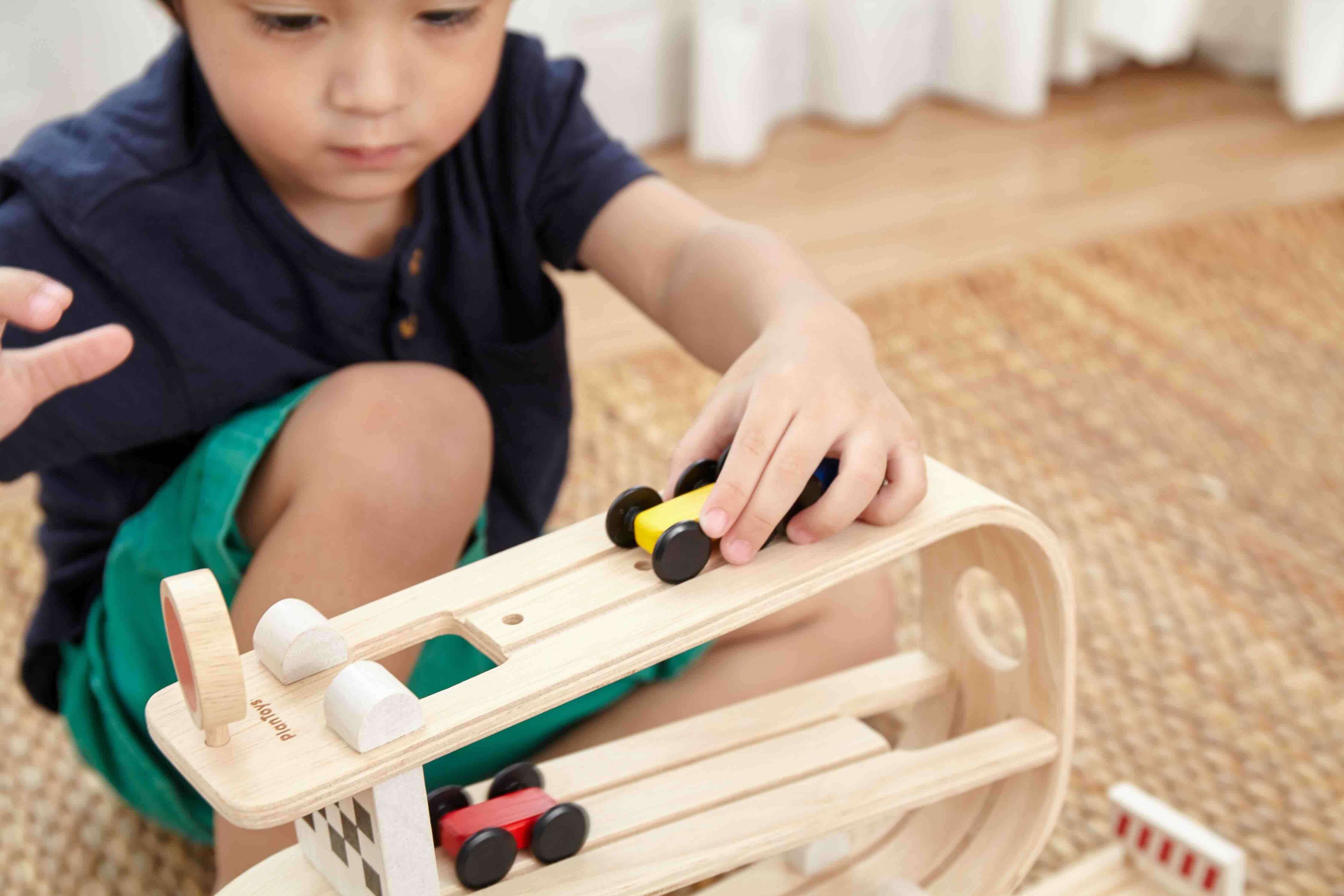 PlanToys Holz Autorennbahn Rampenrenner - Heldenspielzeug