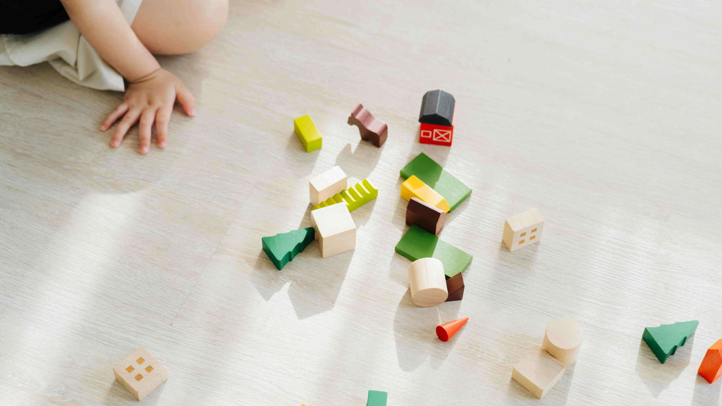 PlanToys Spielklötze Holzbausteine Dorf - Heldenspielzeug