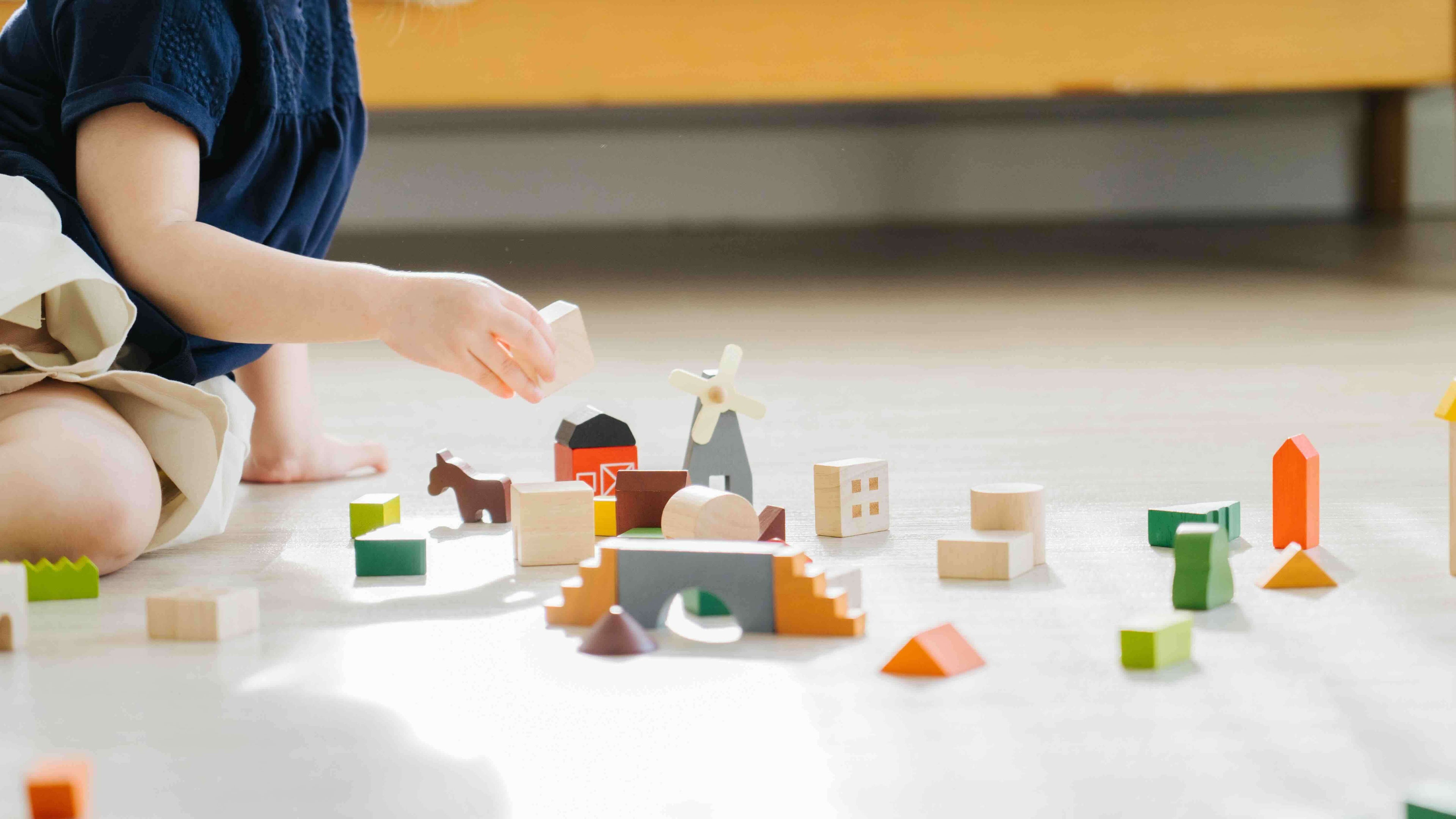 PlanToys Spielklötze Holzbausteine Dorf - Heldenspielzeug