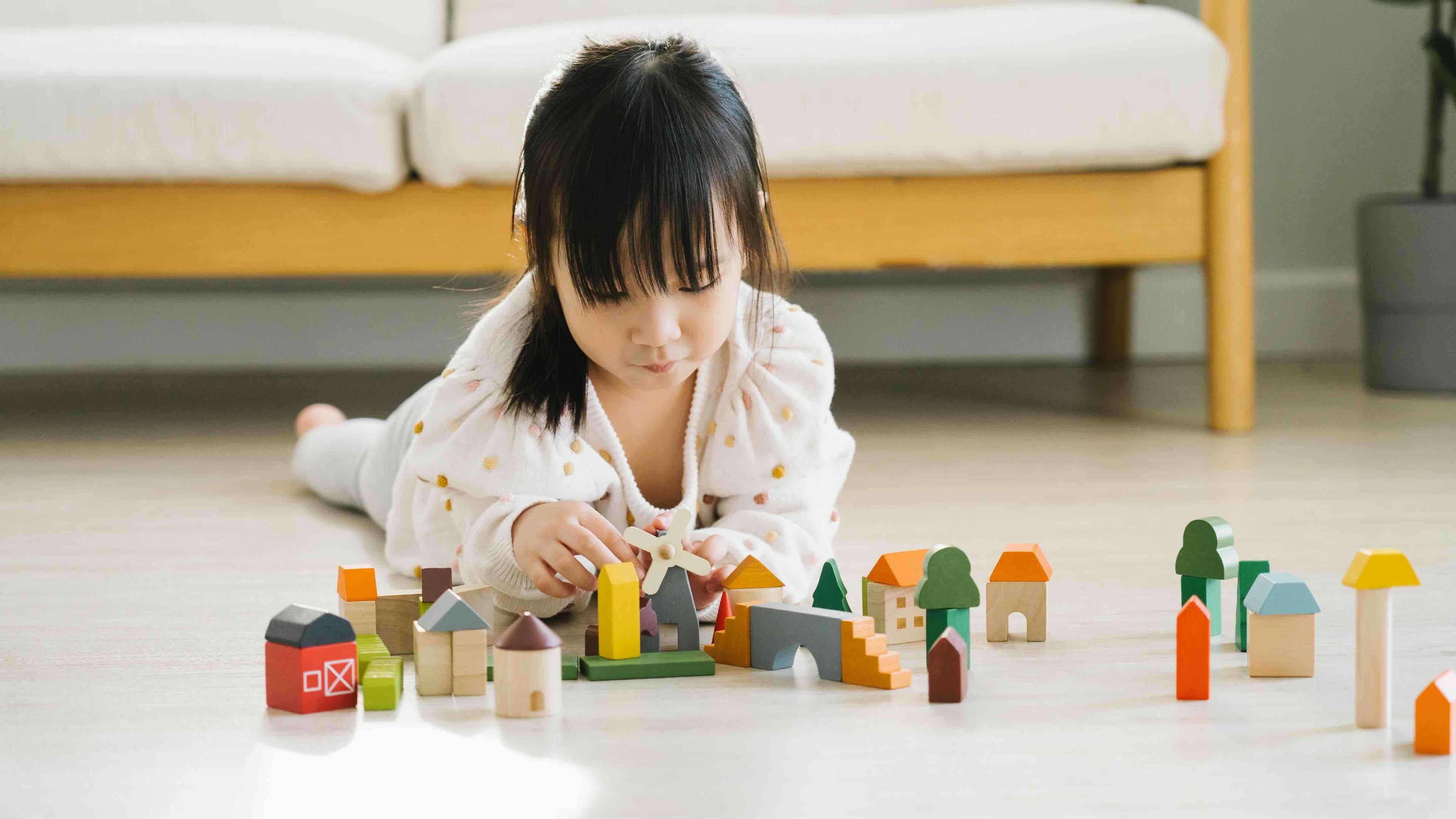 PlanToys Spielklötze Holzbausteine Dorf - Heldenspielzeug