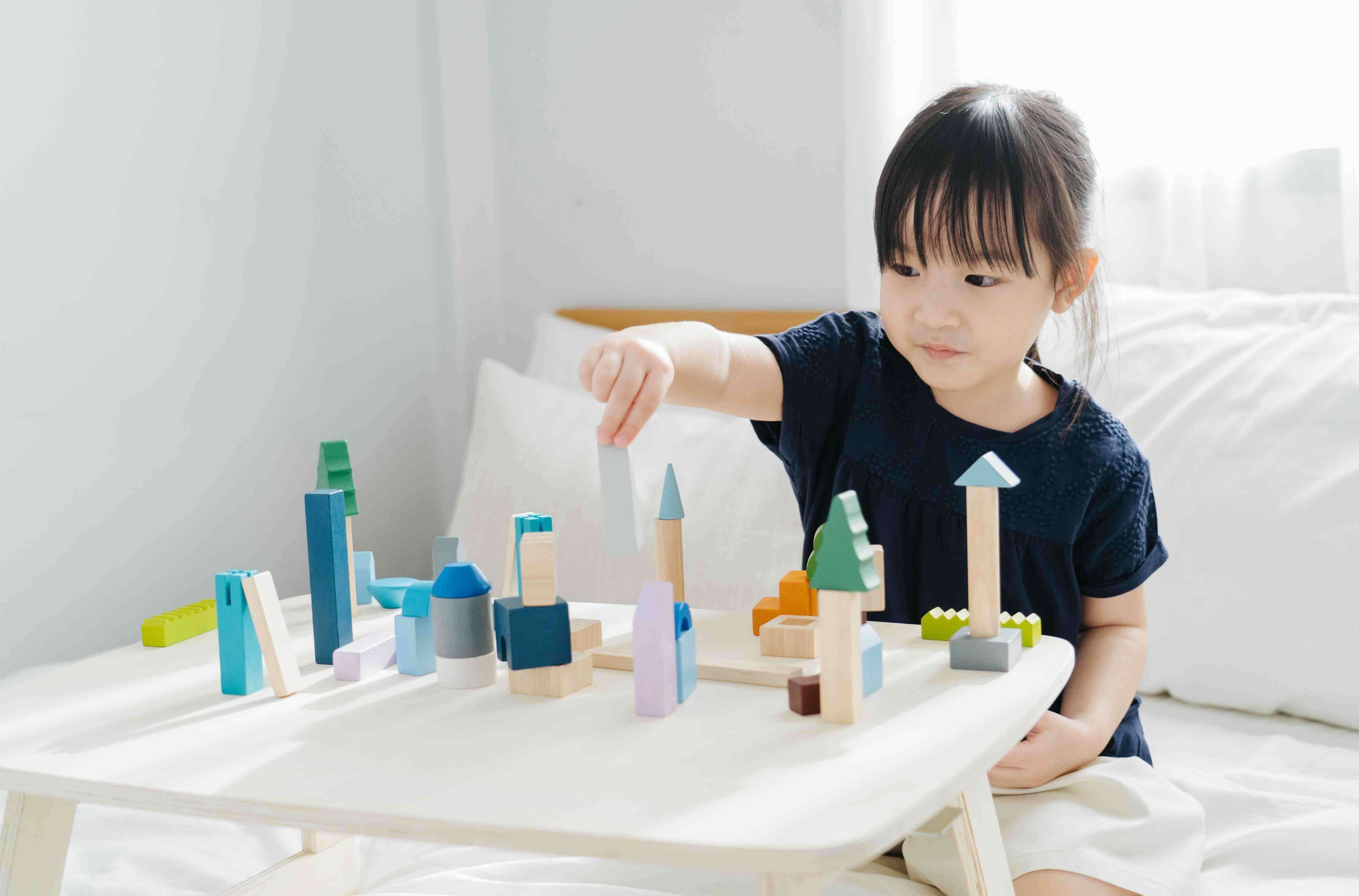 PlanToys Spielklötze Holzbausteine Großstadt - Heldenspielzeug