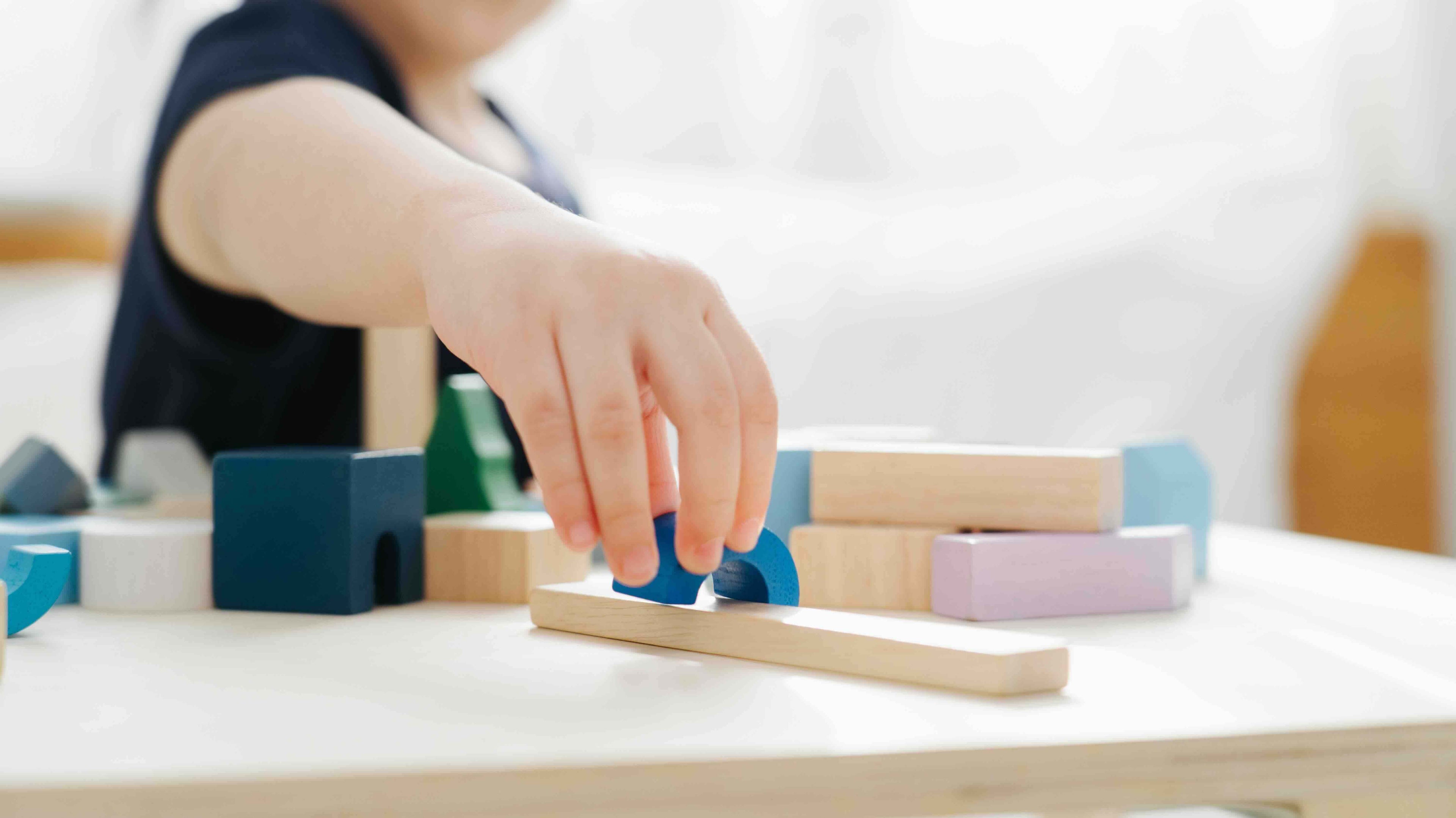 PlanToys Spielklötze Holzbausteine Großstadt - Heldenspielzeug