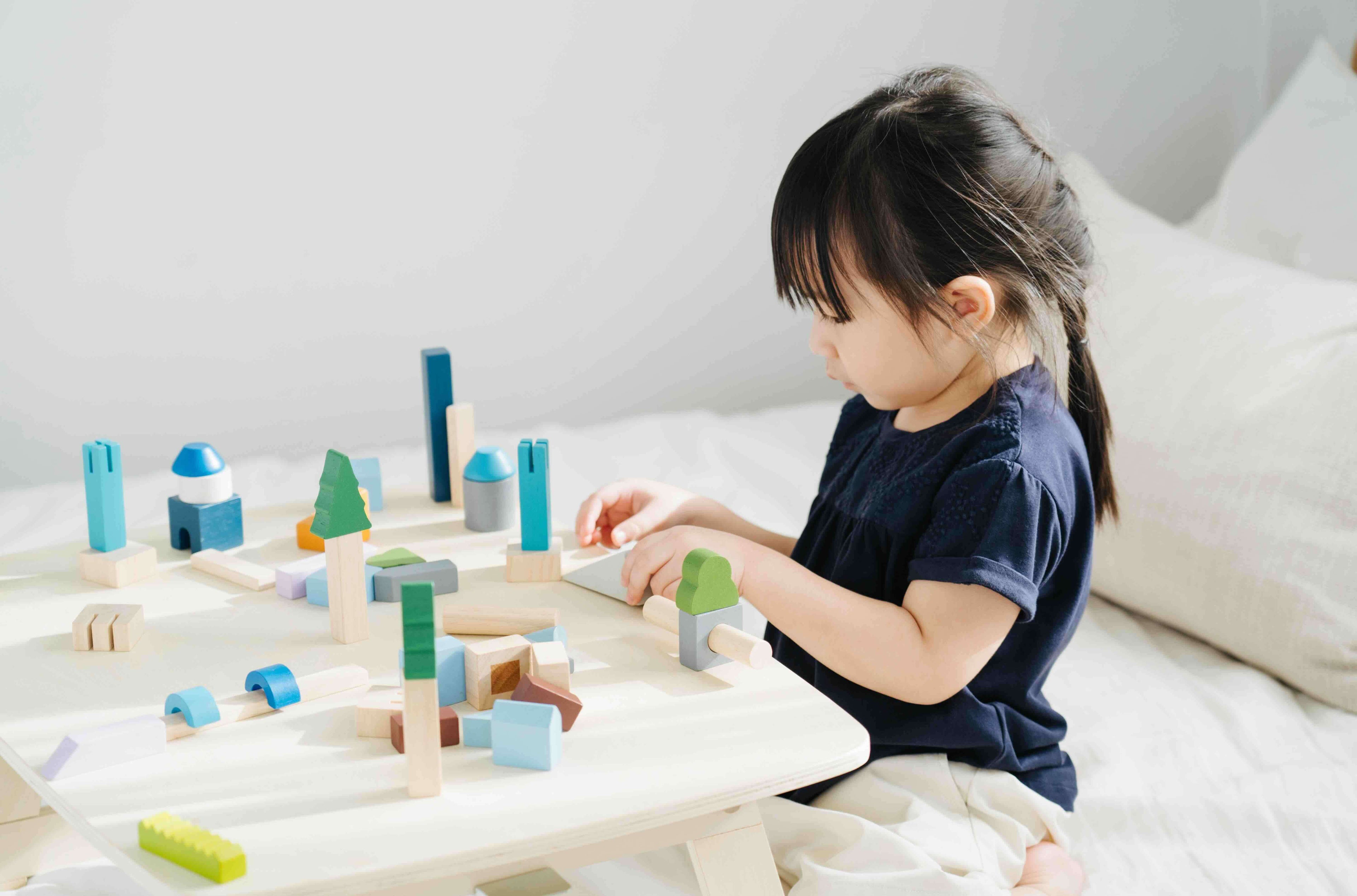 PlanToys Spielklötze Holzbausteine Großstadt - Heldenspielzeug