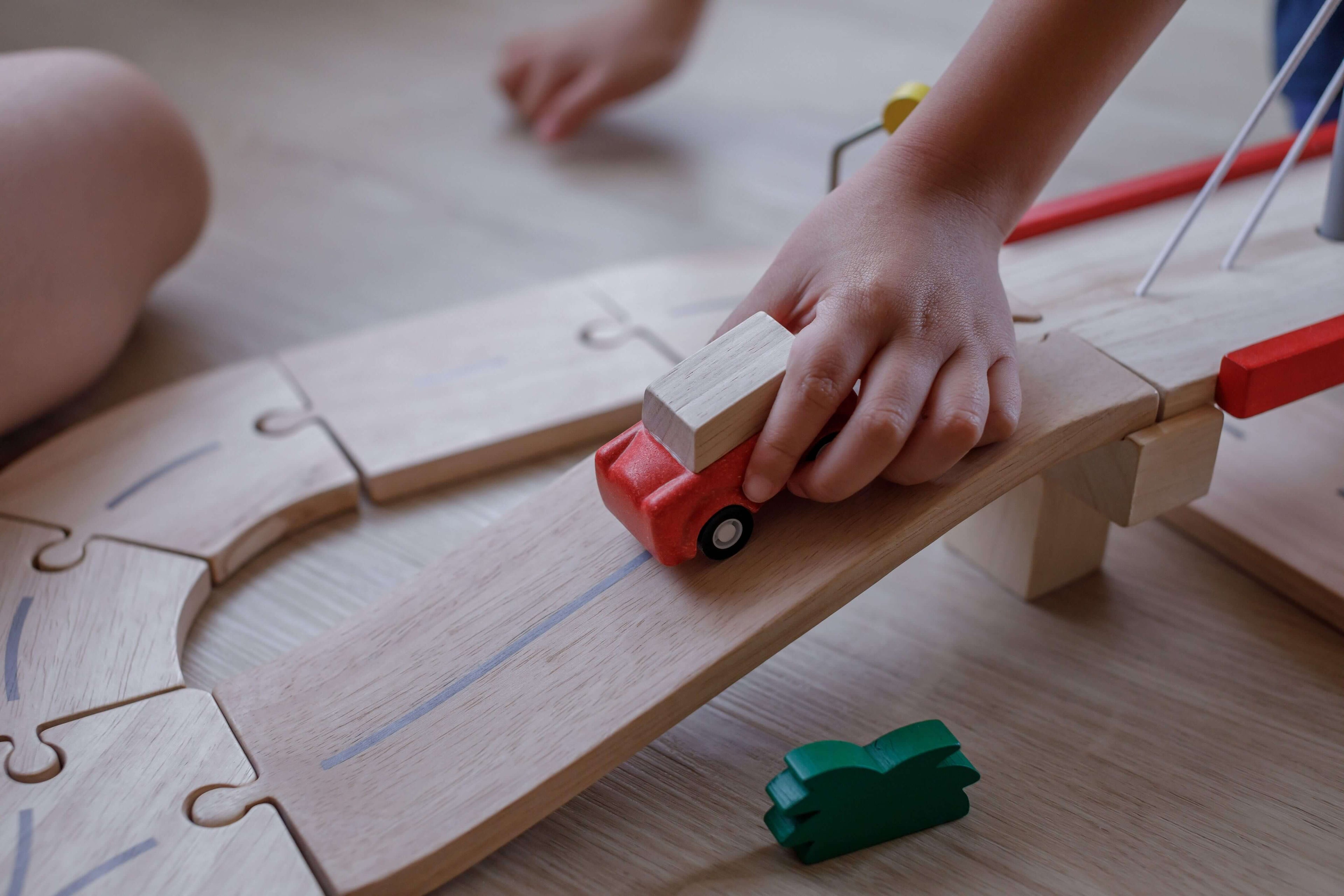PlanToys Spielzeug Straße aus Holz (34 Teile) - Heldenspielzeug