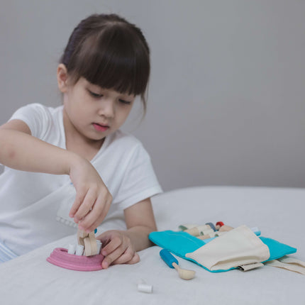 PlanToys Kinder Zahnarzt Set aus Holz (13 Teile)