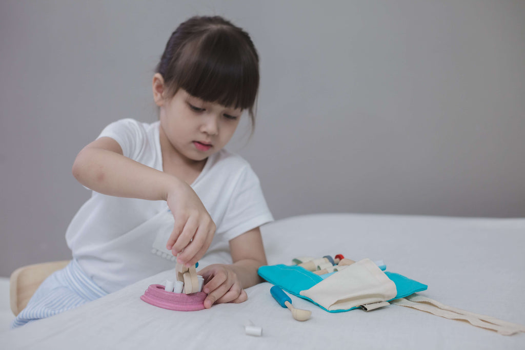 PlanToys Kinder Zahnarzt Set aus Holz (13 Teile) - Heldenspielzeug