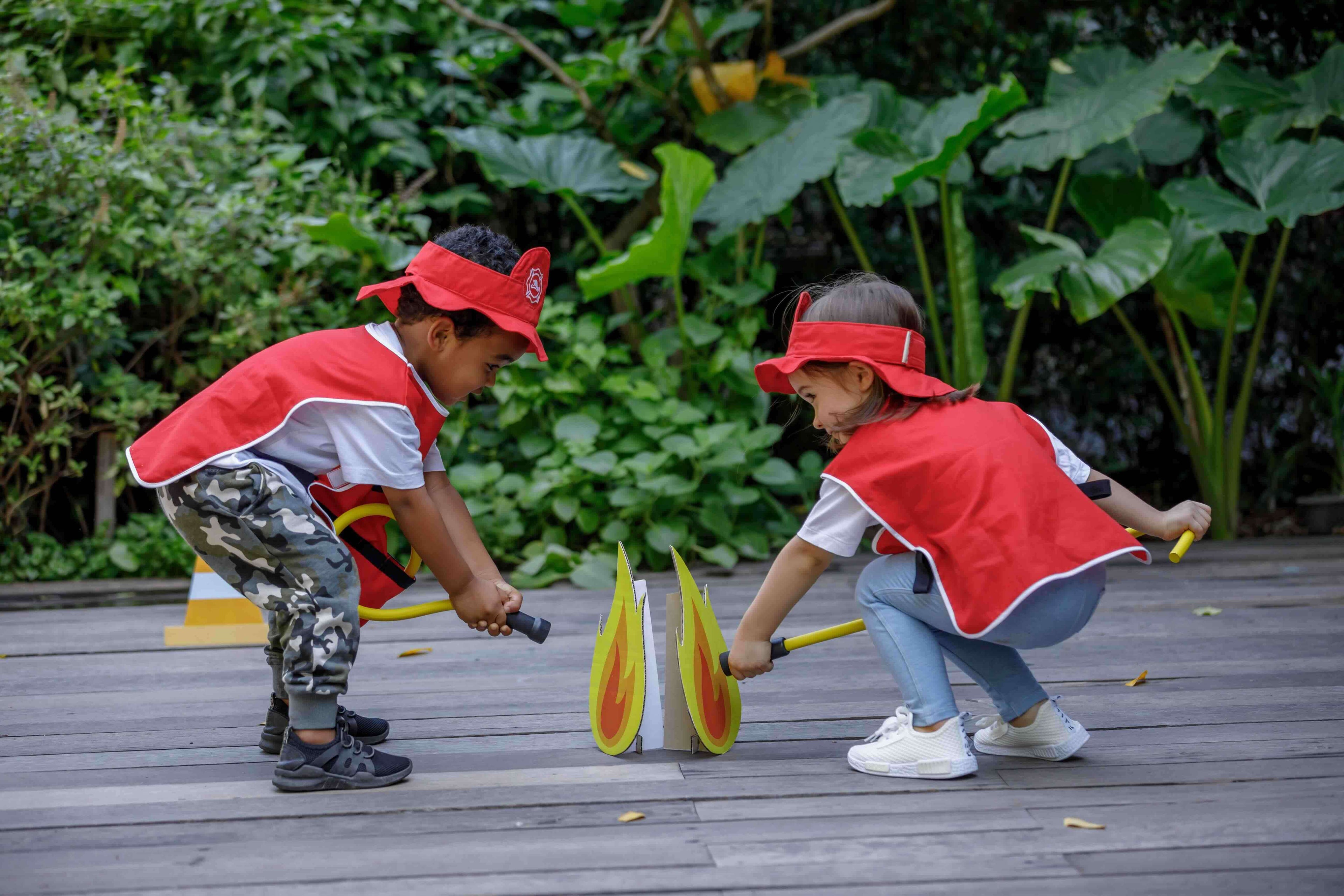PlanToys Feuerwehrleute Spielset (8 Teile) - Heldenspielzeug