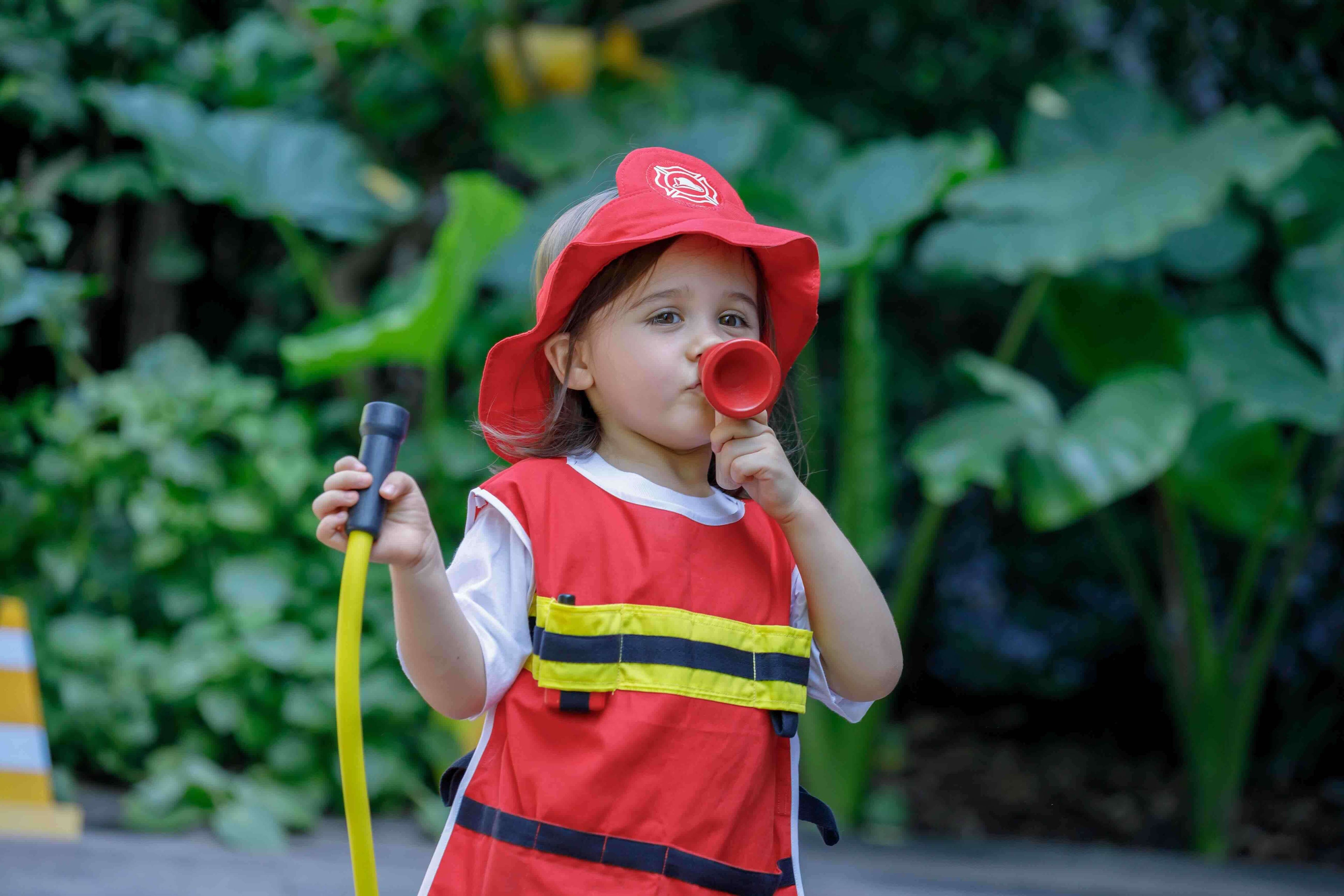 PlanToys Feuerwehrleute Spielset (8 Teile) - Heldenspielzeug