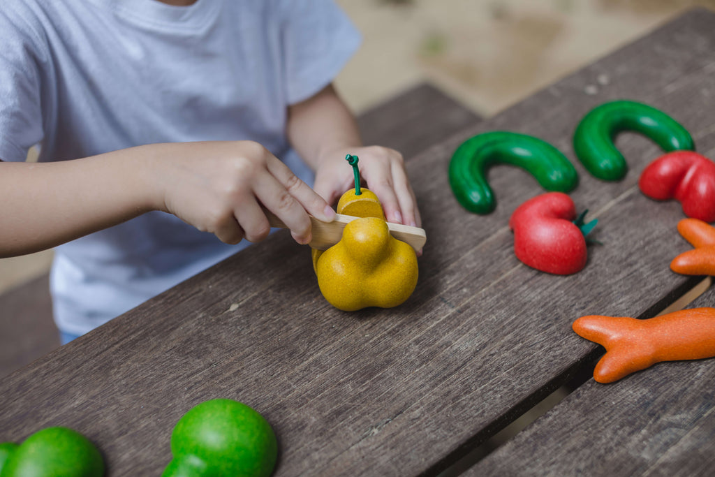 PlanToys Krummes Obst & Gemüse Schneideset (6 Teile) - Heldenspielzeug