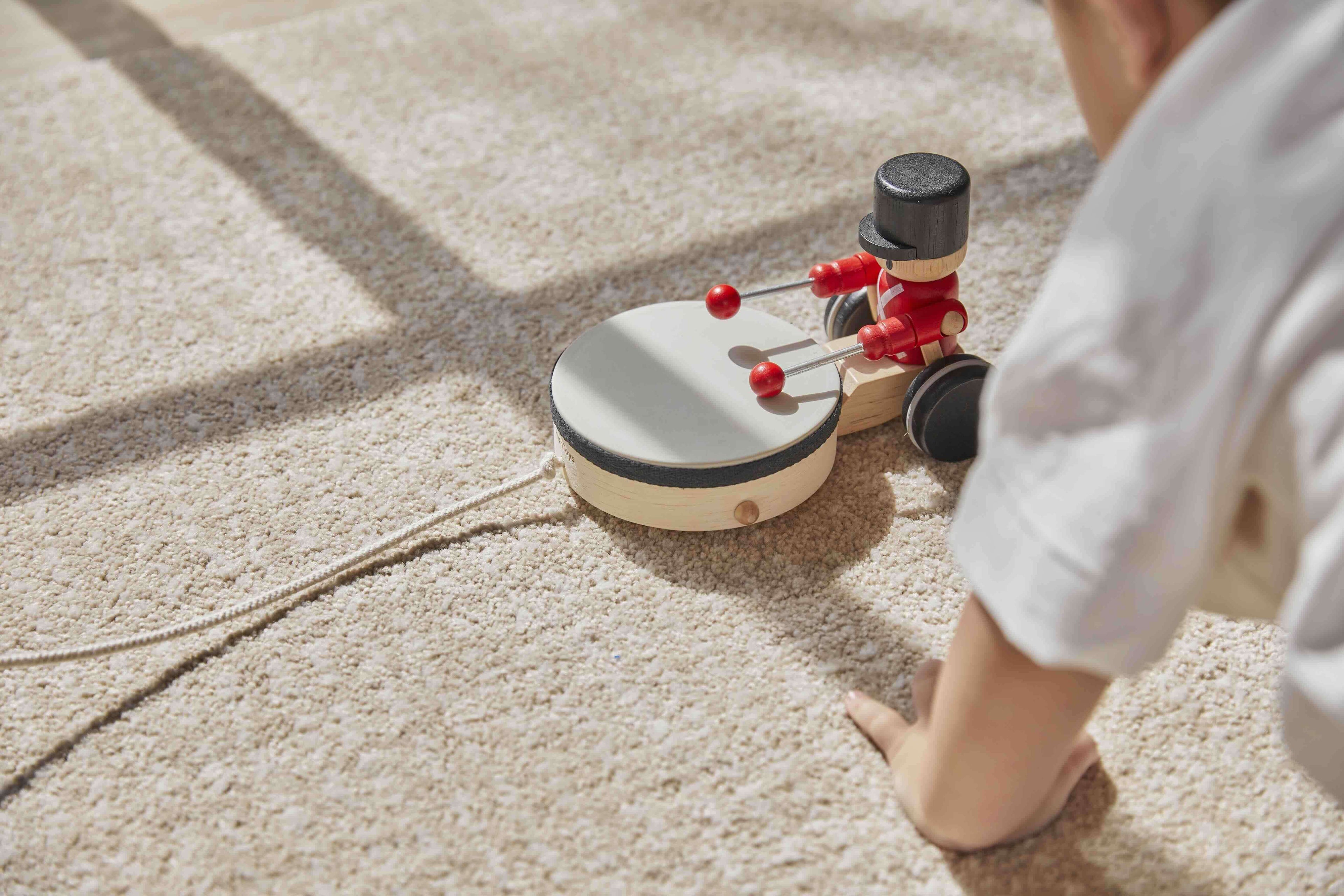 PlanToys Nachzieh-Trommler - Heldenspielzeug