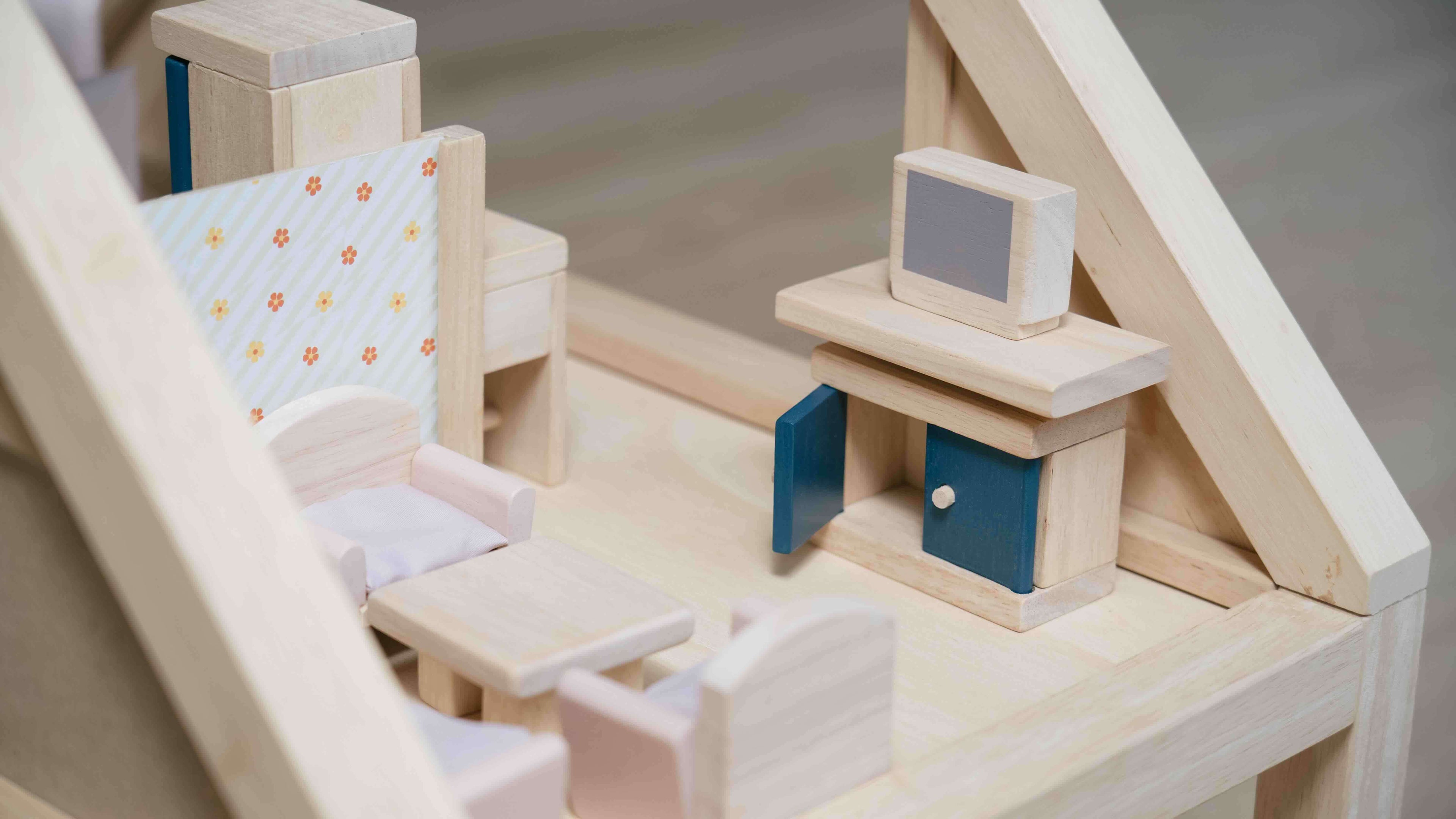 PlanToys Puppenhausmöbel Wohnzimmer Orchard - Heldenspielzeug