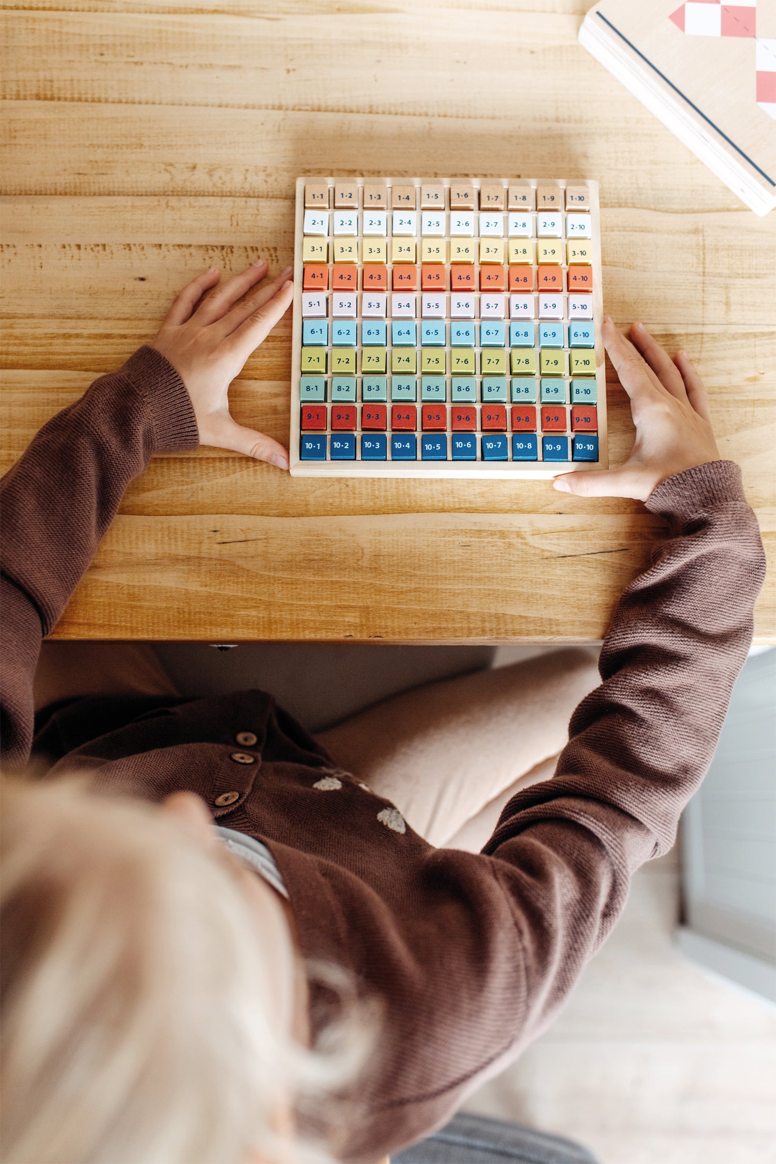 Small Foot Lernspiel Kunterbuntes 1 x 1 „Educate“ - Heldenspielzeug