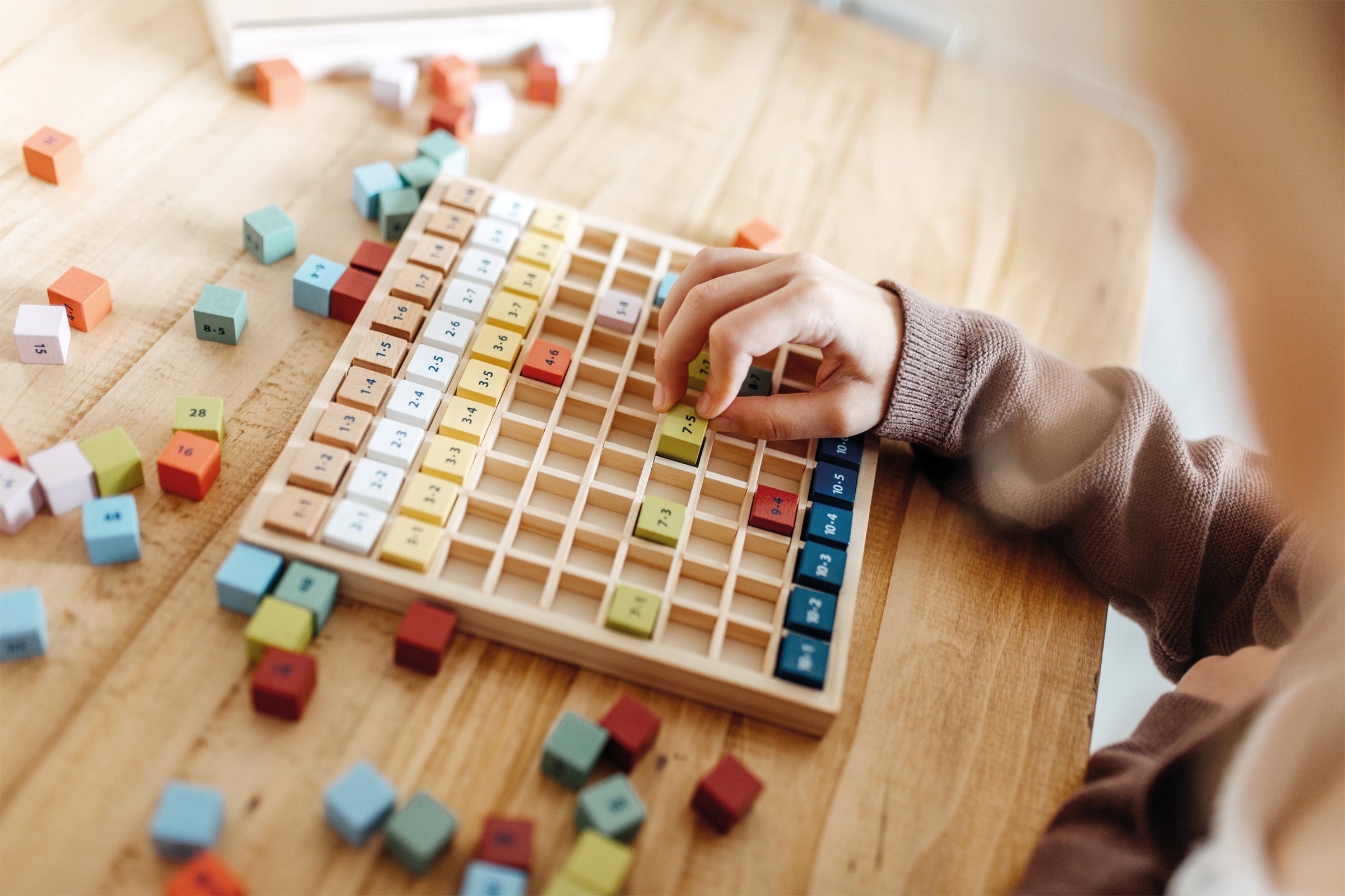 Small Foot Lernspiel Kunterbuntes 1 x 1 „Educate“ - Heldenspielzeug