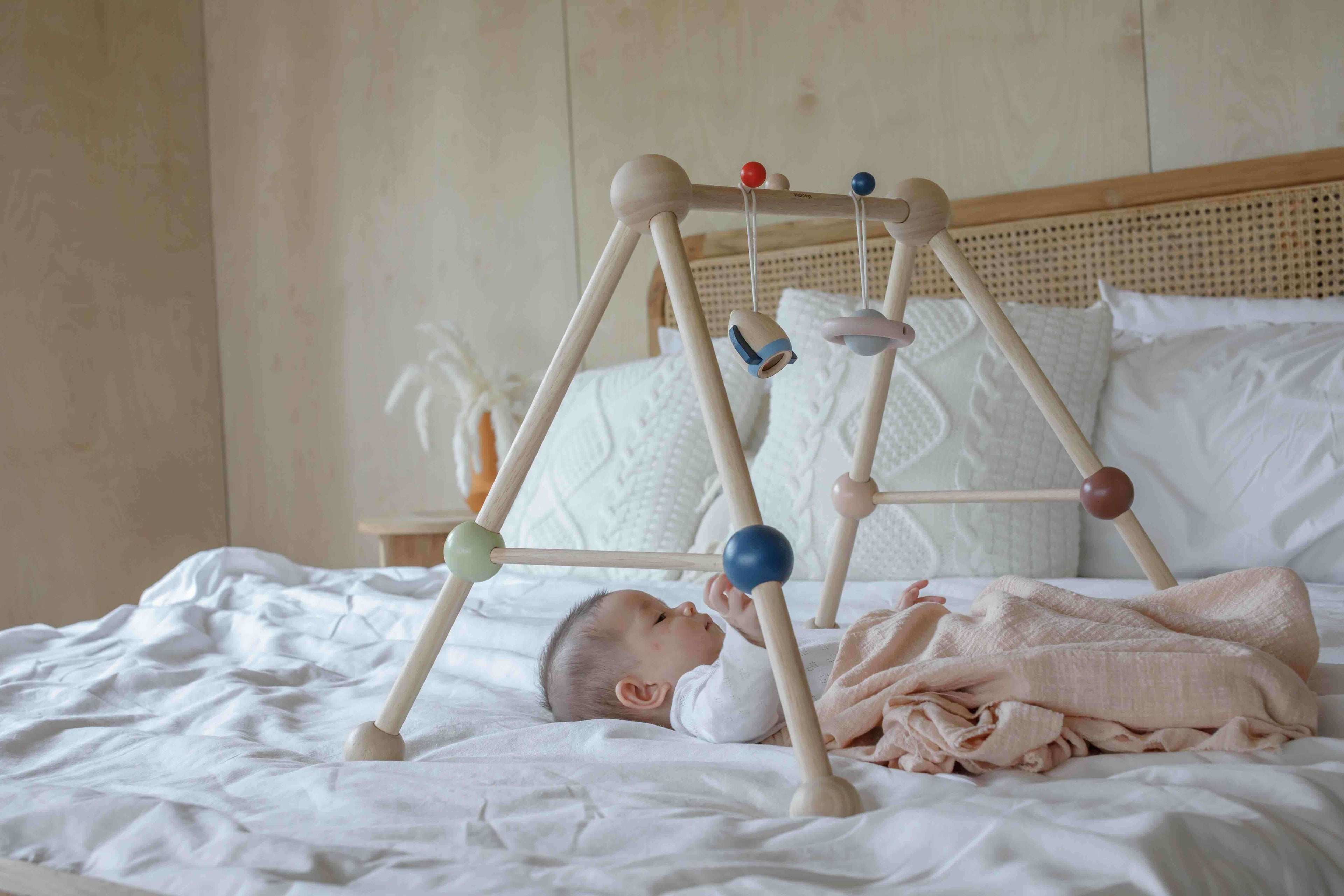 PlanToys Spielbogen Babygym Orchard