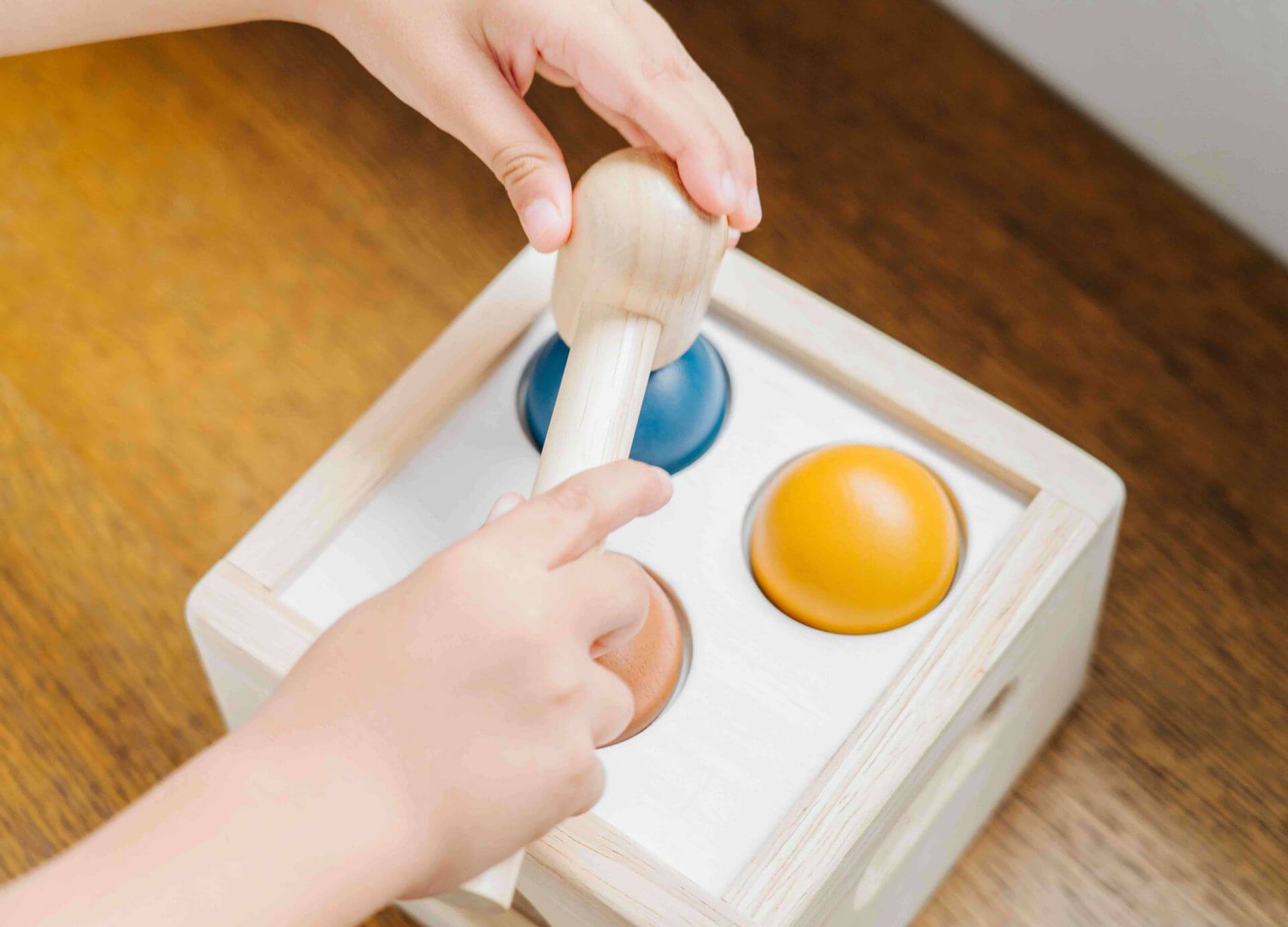 PlanToys Klopfspiel Schlagen und Fallen