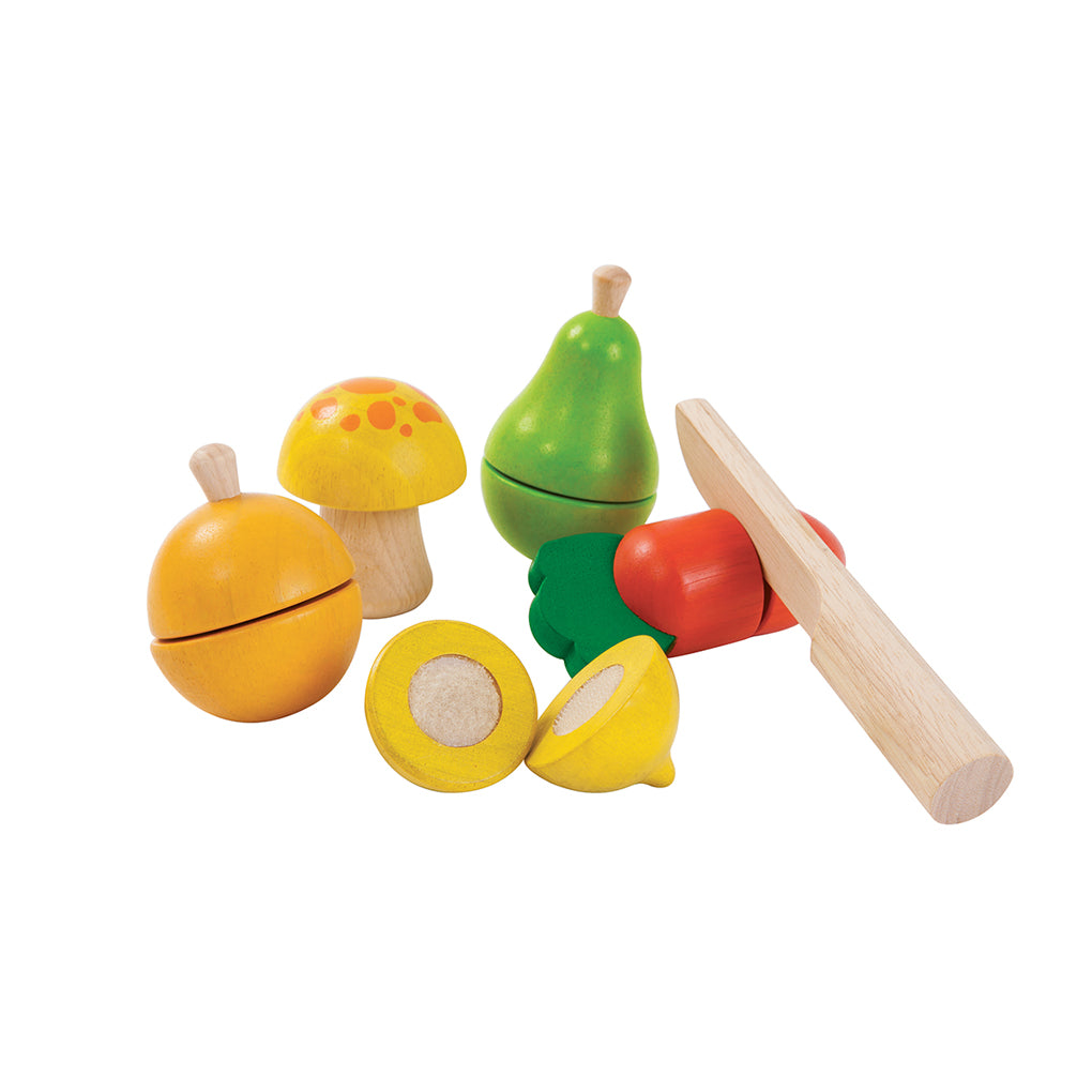 Ein Set aus Holzspielzeug mit einem Messer, Obst und Gemüse zum Spielen und Lernen.