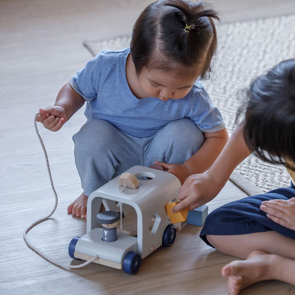 PlanToys Zieh- & Sortierspiel Bus