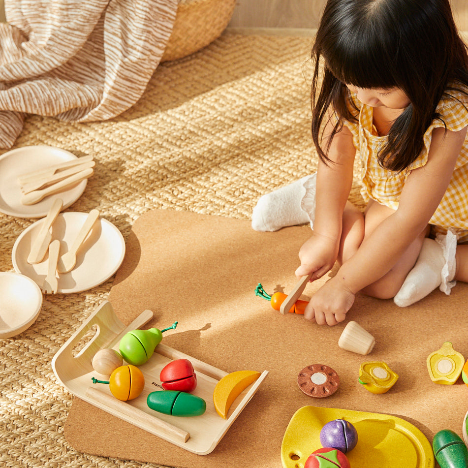 PlanToys Holz Lernfrüchte Gemüse & Obst inkl. Tablett - Heldenspielzeug