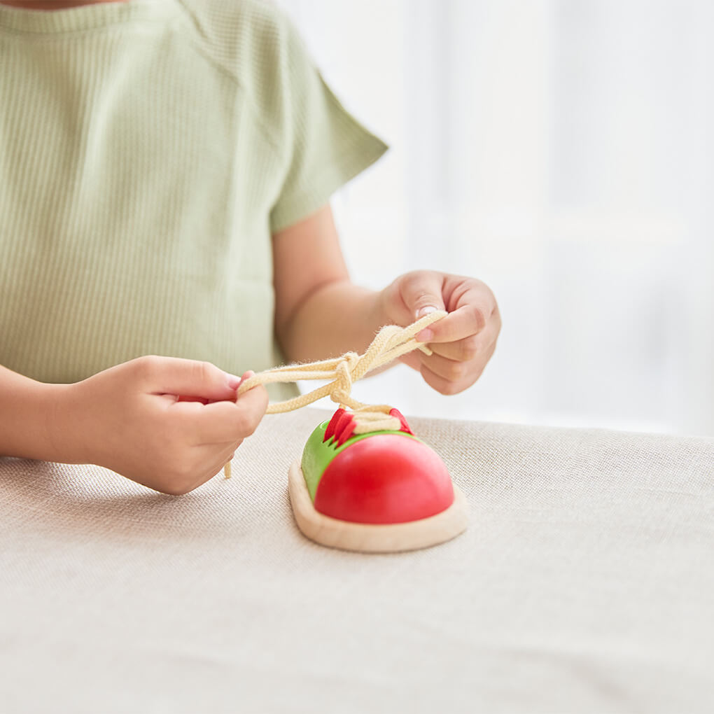 PlanToys Lernschuh aus Holz Schuhe binden Lernen - Heldenspielzeug