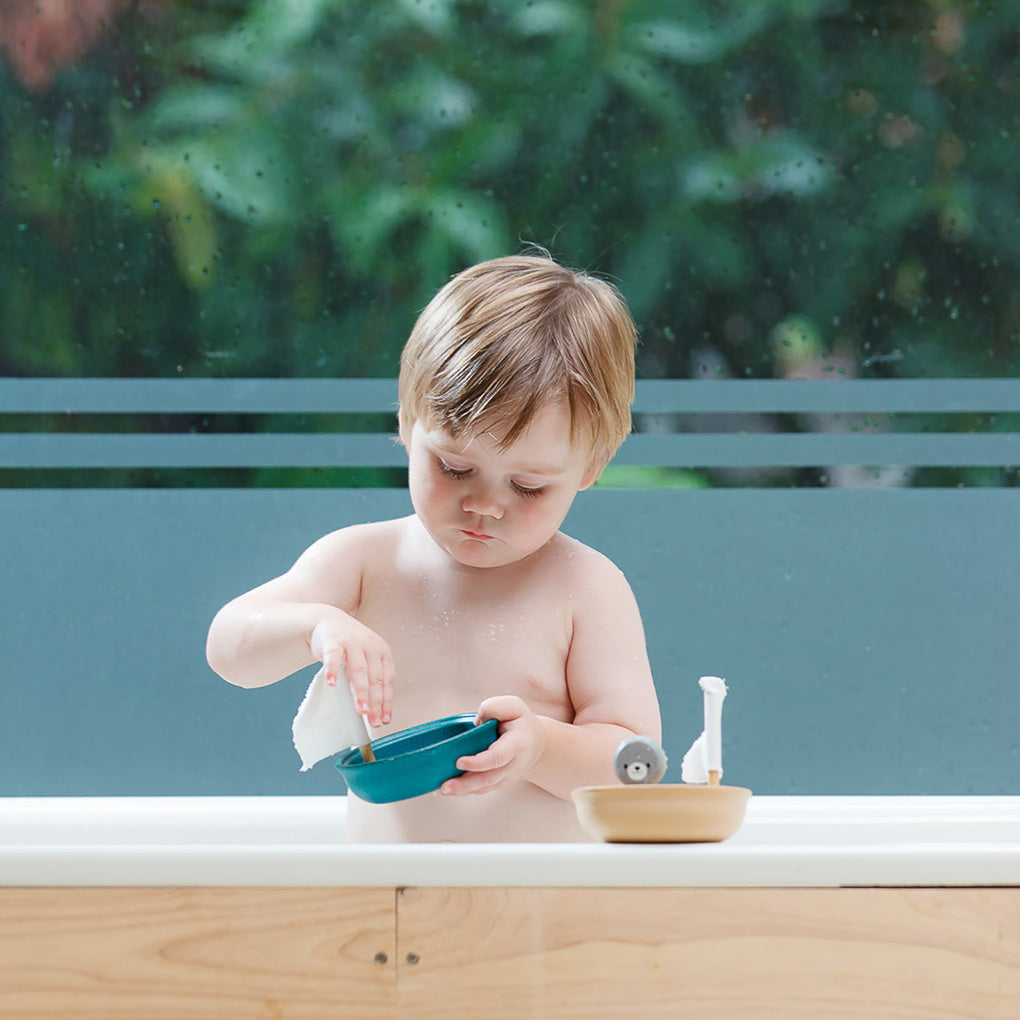 PlanToys Segelboot Badewannenspielzeug - Heldenspielzeug